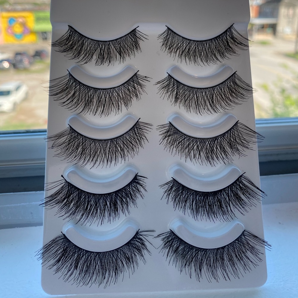 Eyelashes - Strip eyelashes